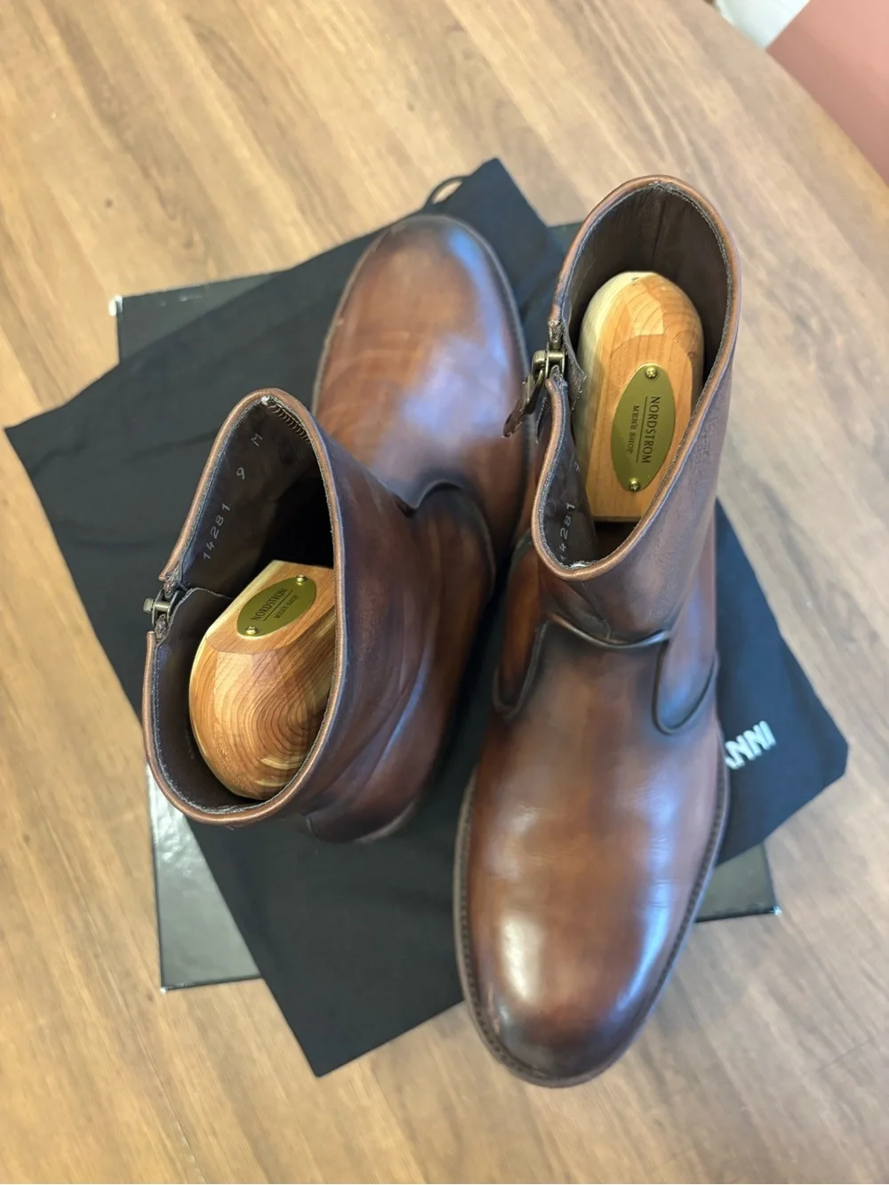 Magnanni Leather Lyon Chelsea Boot